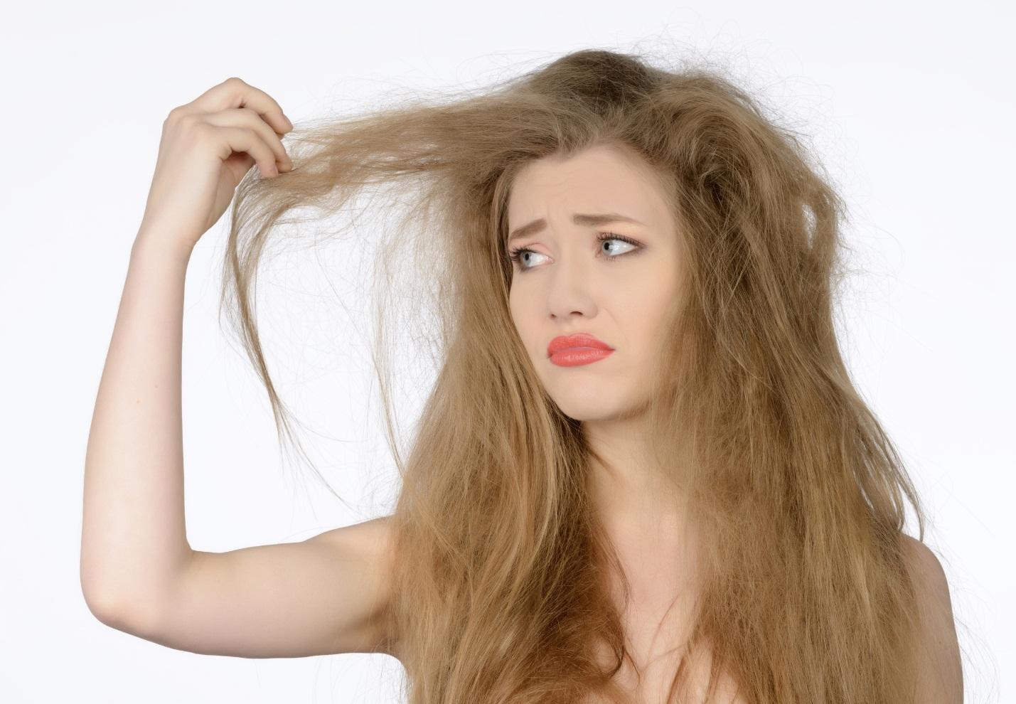 Tóc hư tổn khi nhuộm, uốn, duỗi… có nguy cơ sinh ra gàu