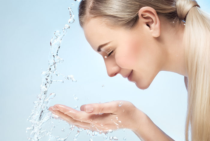 Rửa mặt bằng nước mát là bước cuối cùng khi đắp mặt nạ mang đến cho bạn làn da khỏe khoắn và trắng hồng